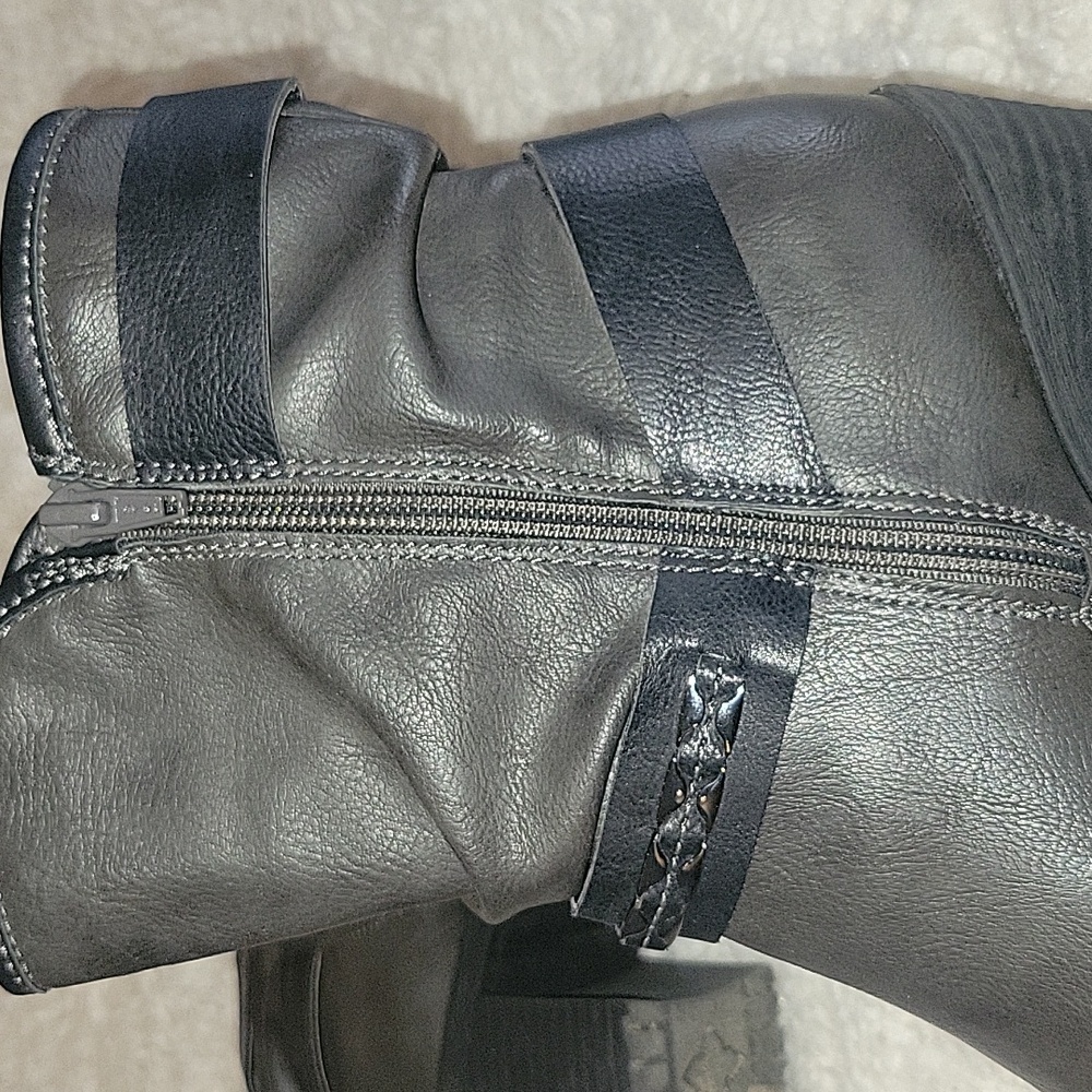 Relativity boots size 9. DARK gray with black staps. - Picture 5 of 8